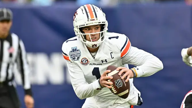 Auburn quarterback Payton Thorne