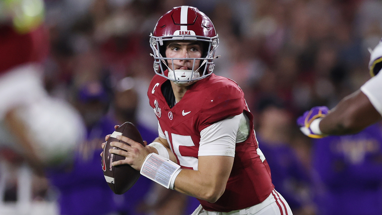 Alabama Quarterback Ty Simpson (15) in action against LSU